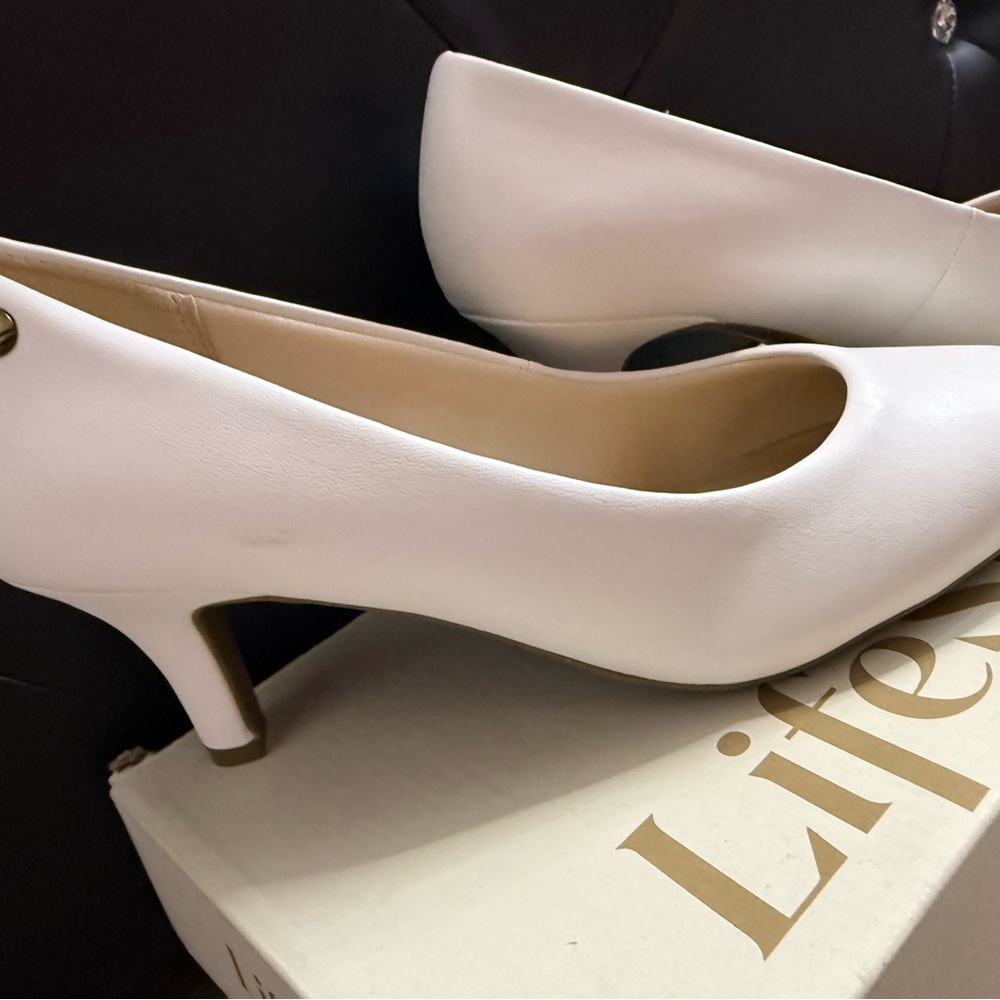 Life Stride Women's Classic White Heels - Picture 6 of 8